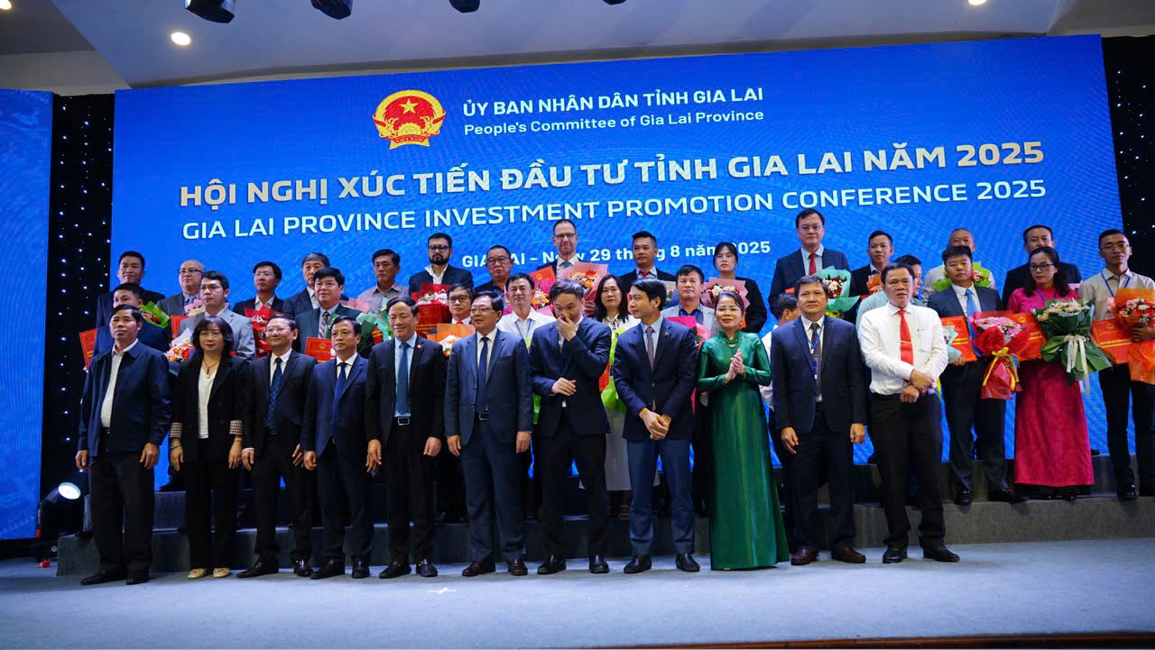 Các đại biểu chụp hình lưu niệm